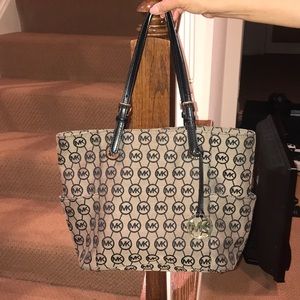 Michael Kors barely used Purse